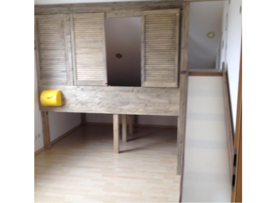 Hochbett aus Holz mit Rutsche