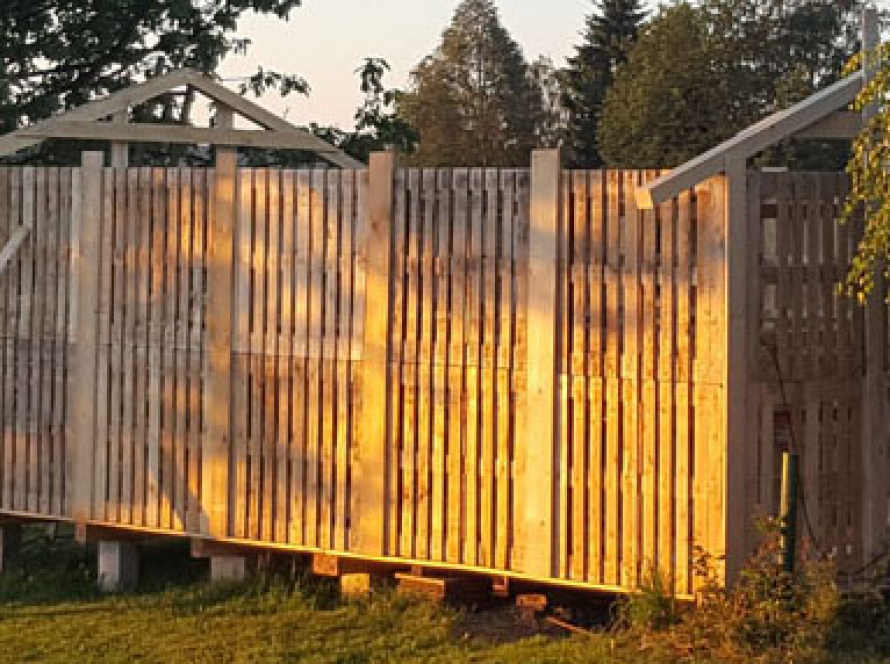 Holzgerüst im Garten