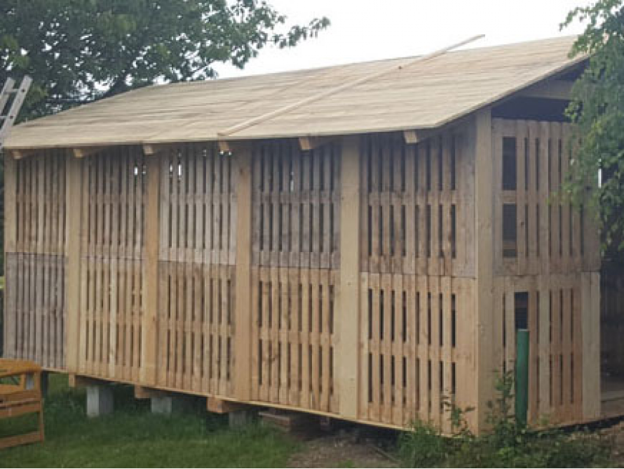 Gartenhaus aus Holz im Bau