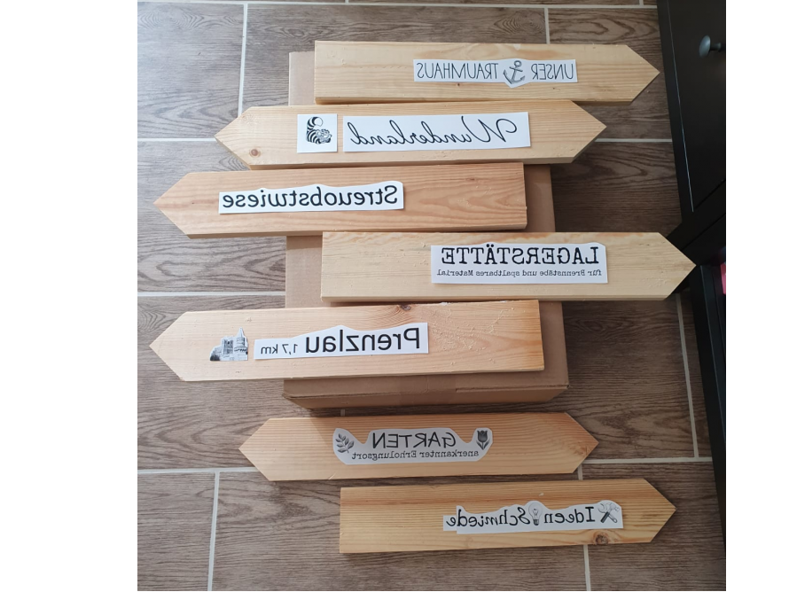 Mehrere Holzschilder mit Beschriftung