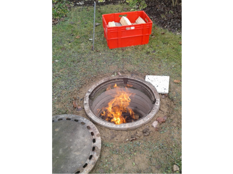 Feuer brennt in einem Loch im Boden