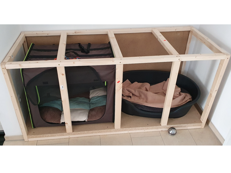 Hundebett und Hundebox in einem Holzrahmen