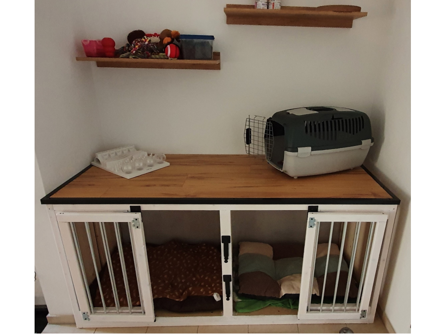 Doppelte Hundehütte aus Holz mit Hundebetten.
