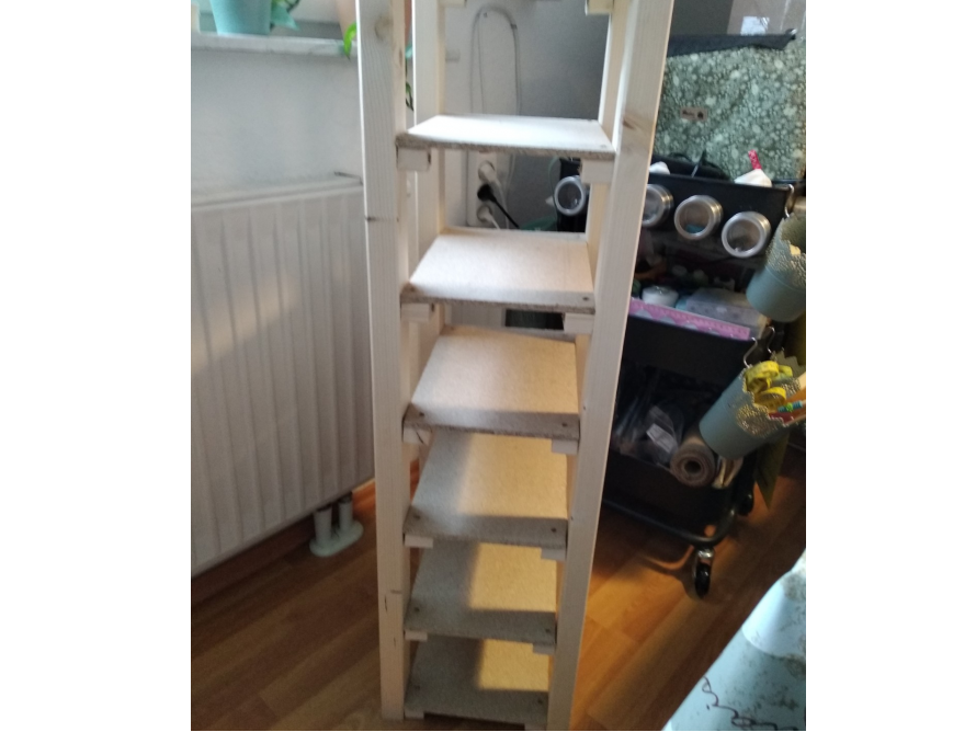 Holzregal mit sechs Ebenen