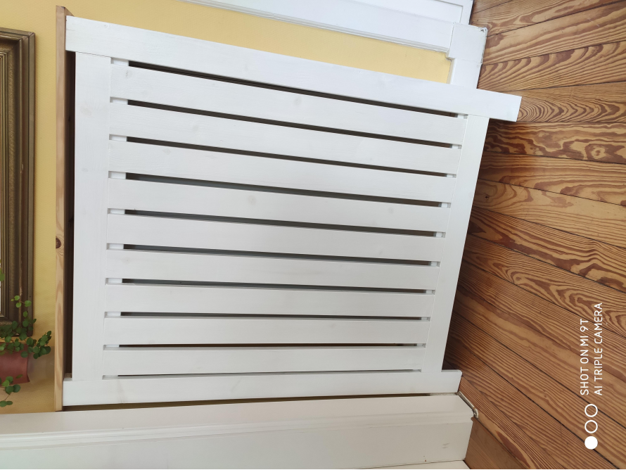 Weiße Holzverkleidung an einer Wand.