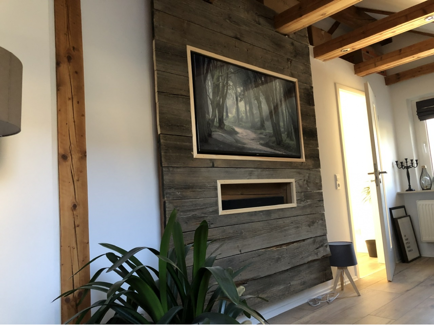 Fernseher an einer Wand aus Holzbrettern