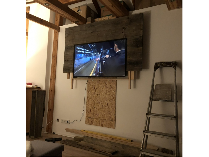 Fernseher an Wand mit Holzrahmen