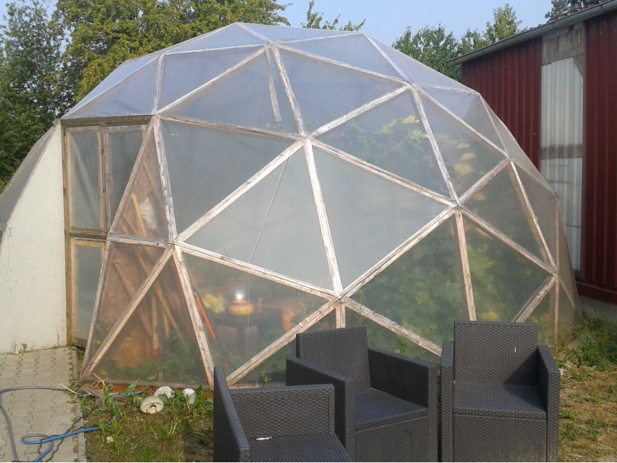 Geodätisches Gewächshaus im Garten