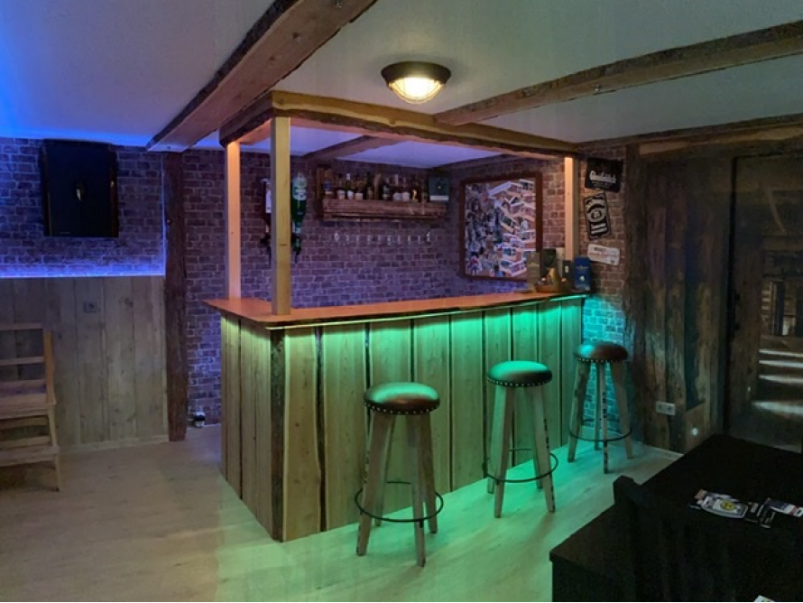 Whiskybar im Keller