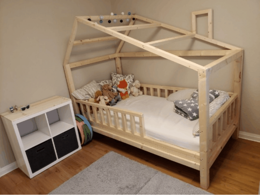 Kinderbett aus Holz in Form eines Hauses