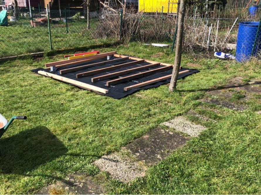 Holzrahmen auf Rasenfläche