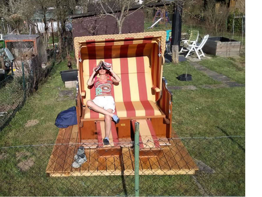 Person entspannt in einem Strandkorb