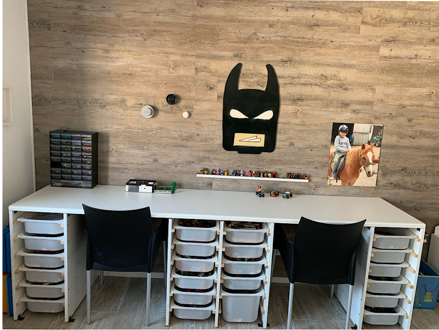 Legotisch mit zwei Stühlen und Aufbewahrung