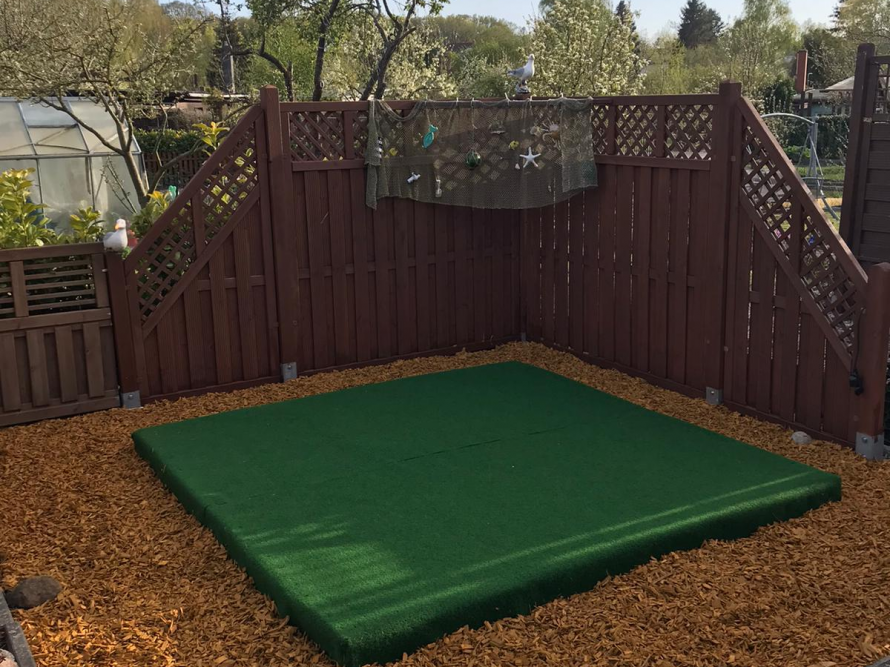 Grüne Fläche mit Holzumrandung