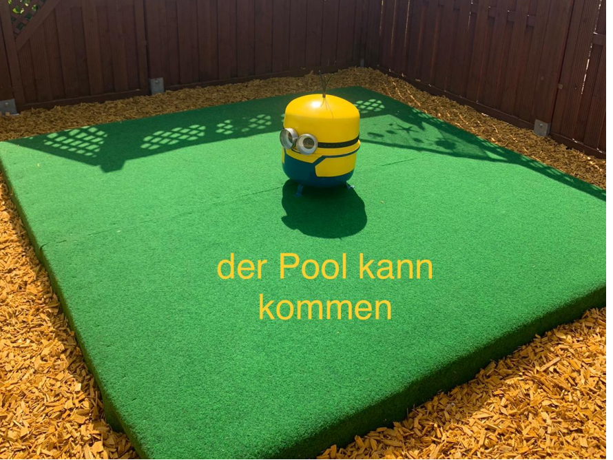 Grüne Rasenfläche mit Minionfigur