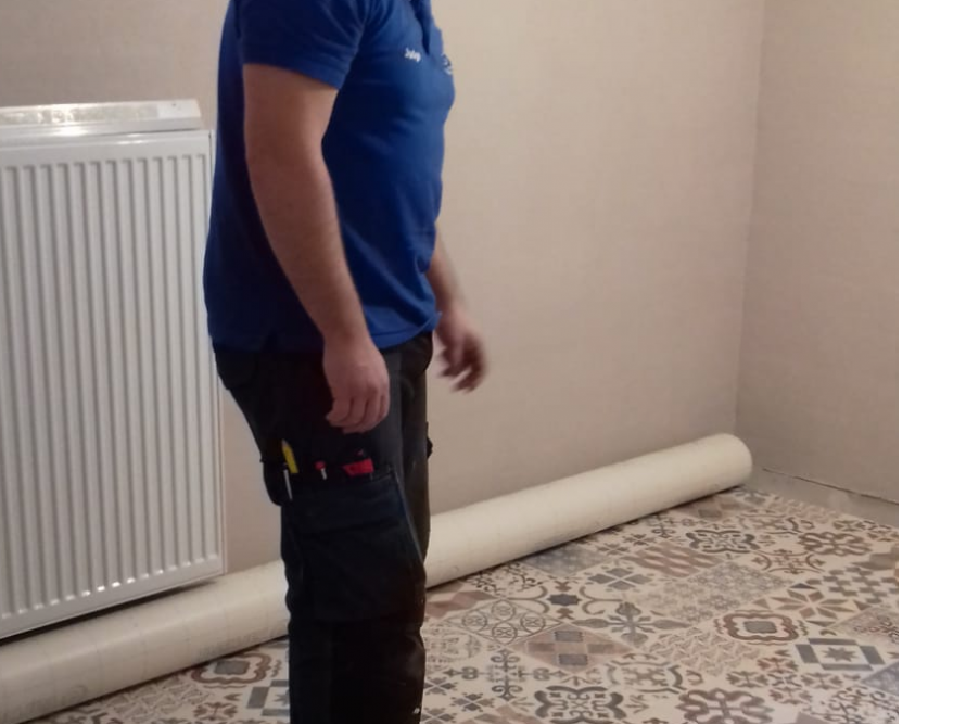 Person verlegt Vinylboden