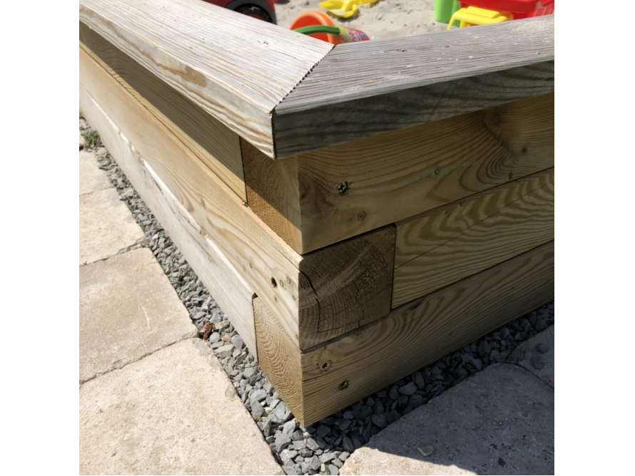 Ecke eines erhöhten Holzrahmens