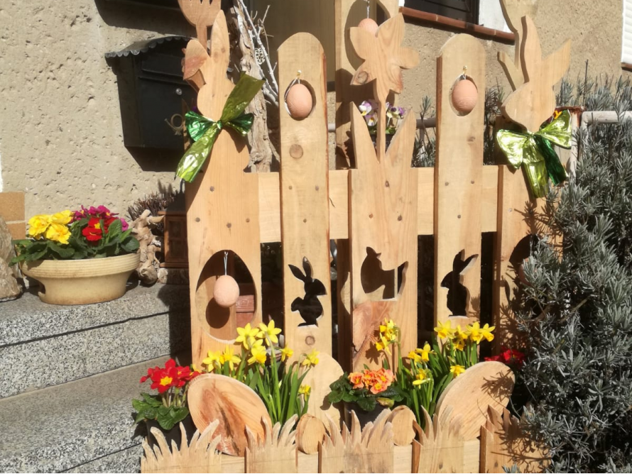 Osterdeko an einem Gartenzaun