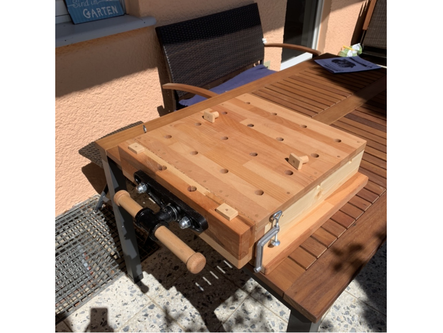 Werkbank mit Schraubzwinge