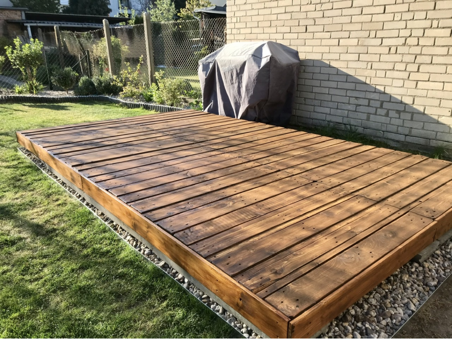 Holzterrasse im Garten
