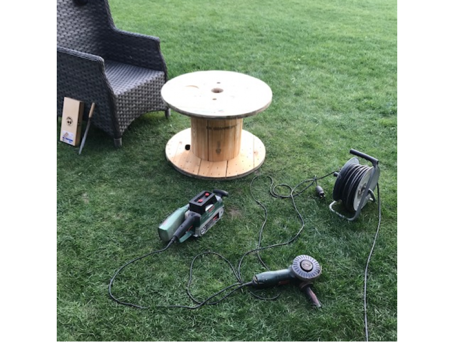 Tisch aus Kabeltrommel mit Werkzeug