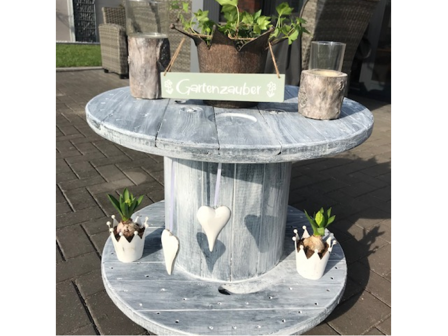 Upgecycelte Kabeltrommel als Gartentisch
