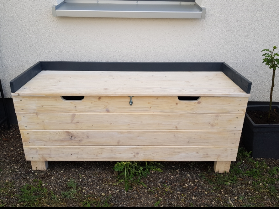 Holztruhe mit Deckel
