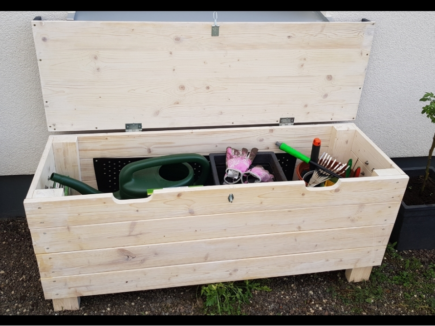 Offene Gartenkiste aus Holz mit Gartengeräten