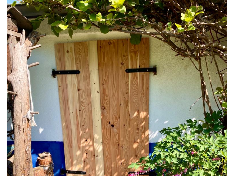 Holztür an Hauswand