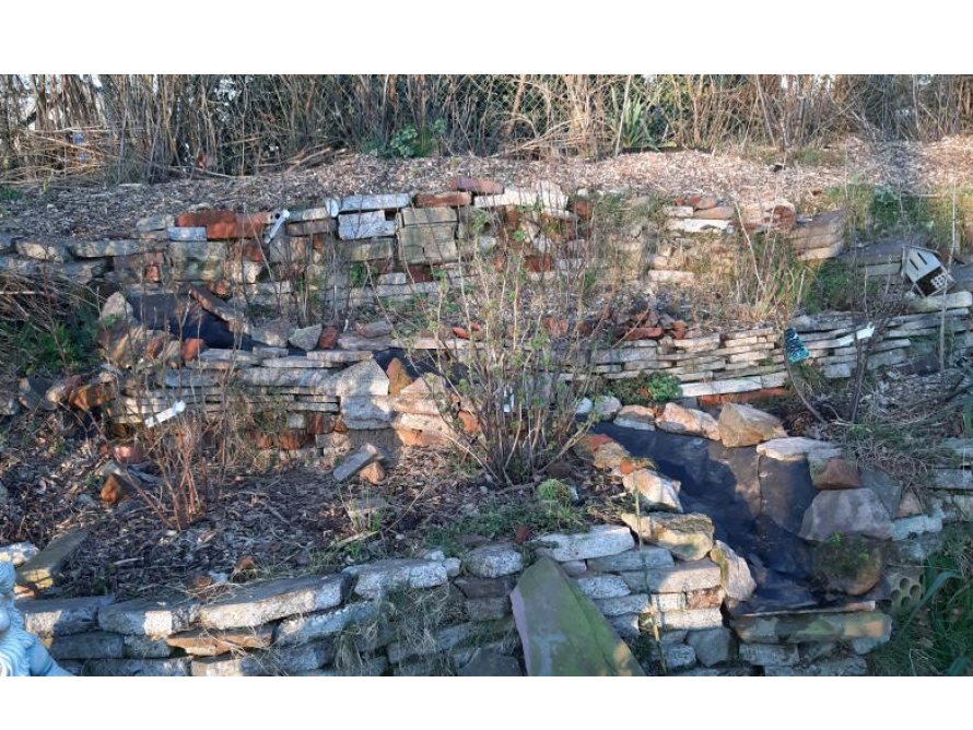 Steingarten mit Trockenmauer