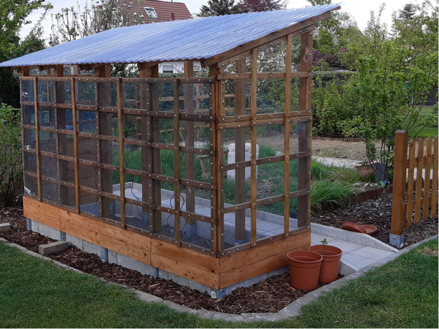 Holzgerüst eines Gewächshauses