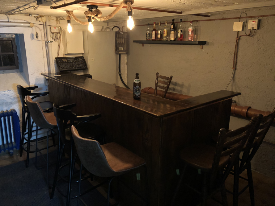 Hausbar mit Barhockern