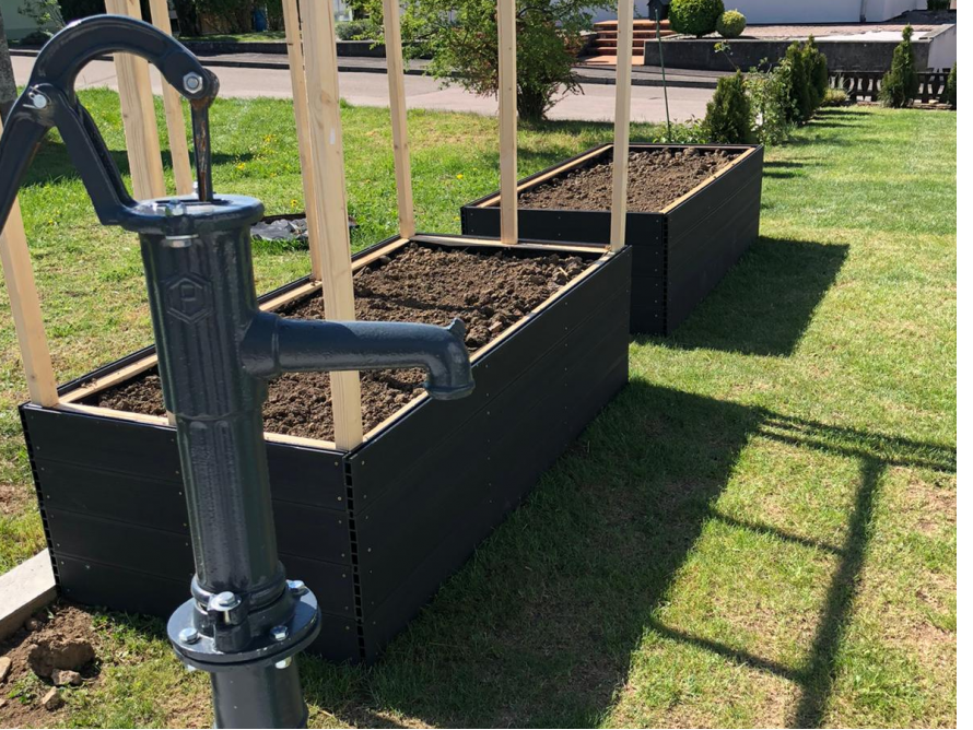 Zwei Hochbeete mit Wasserpumpe