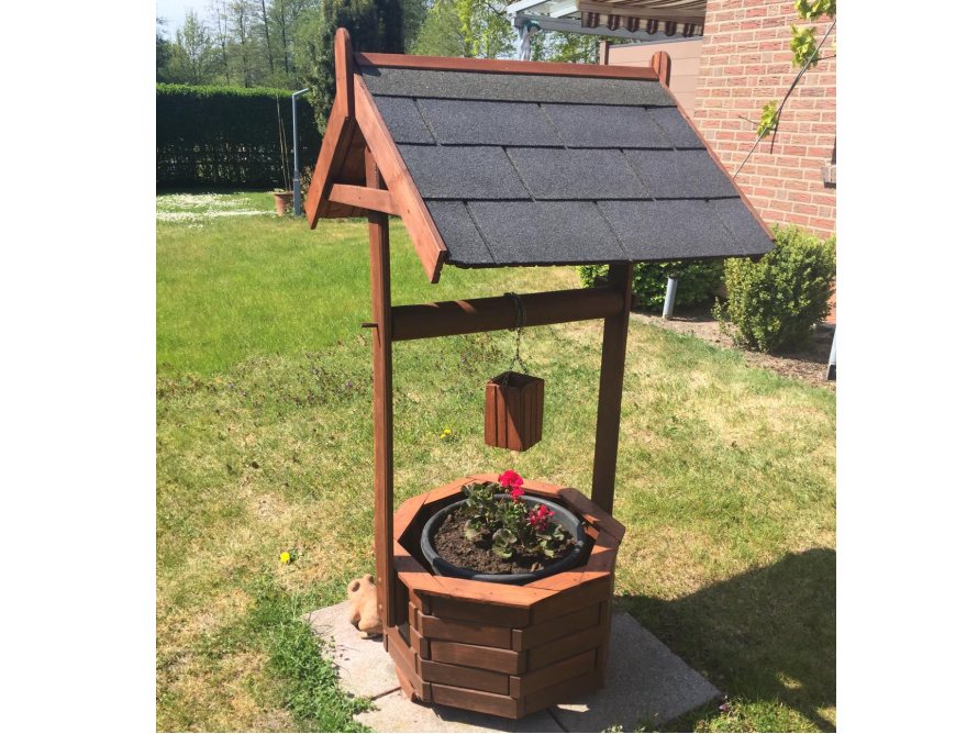 Dekorativer Holzbrunnen im Garten