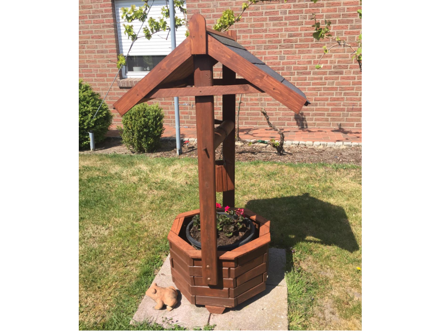 Dekorativer Holzbrunnen im Garten