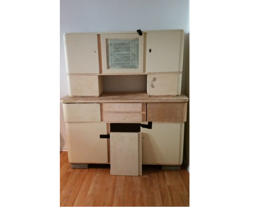 Alter Küchenschrank, teilweise zerlegt