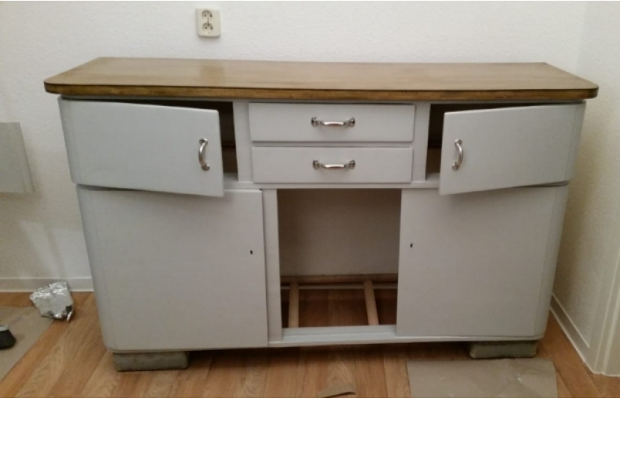 Offener weißer Schrank mit Holzplatte