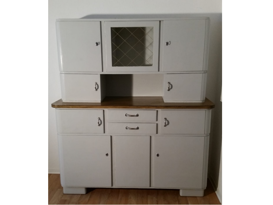 Weißer Küchenschrank mit Holzarbeitsplatte