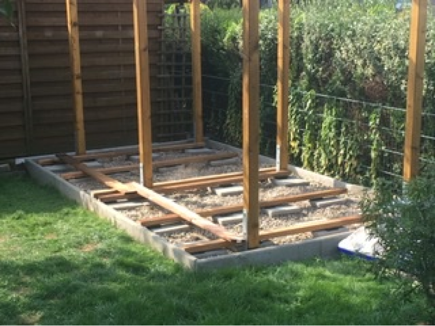 Holzgerüst auf Betonfundament im Garten