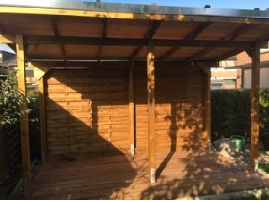 Holzgerüst mit Dach und Holzboden