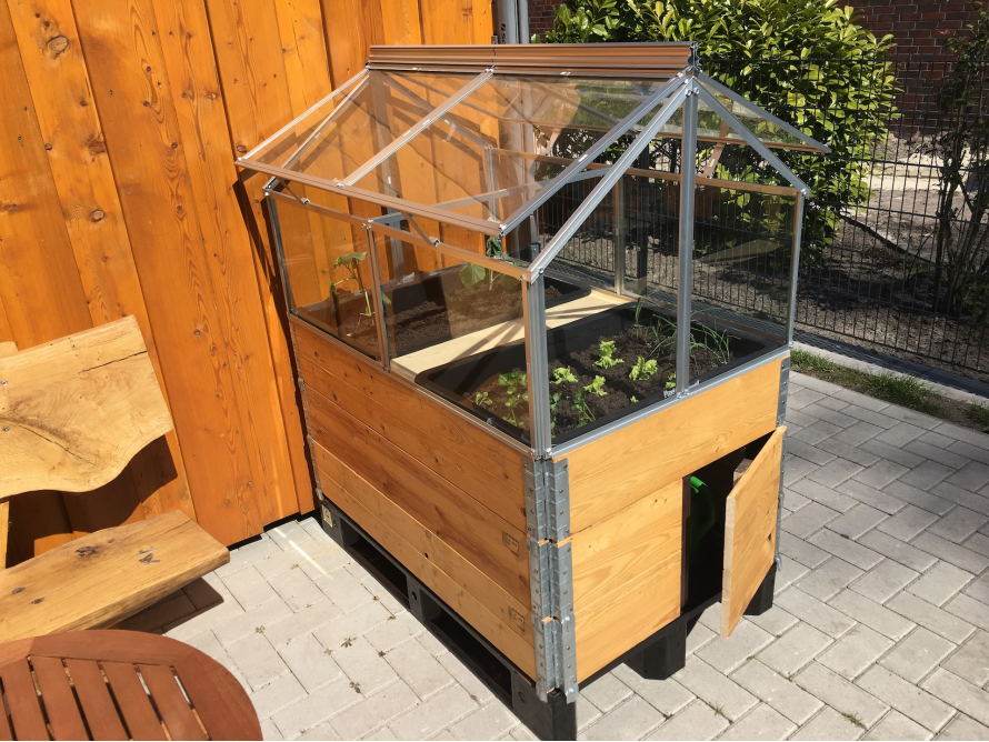 Kleines Gewächshaus aus Holz