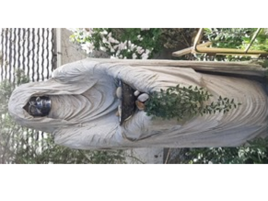 Skulptur einer Person mit Tuch