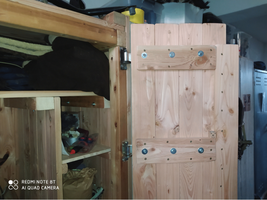 Offene Holztür mit Scharnieren