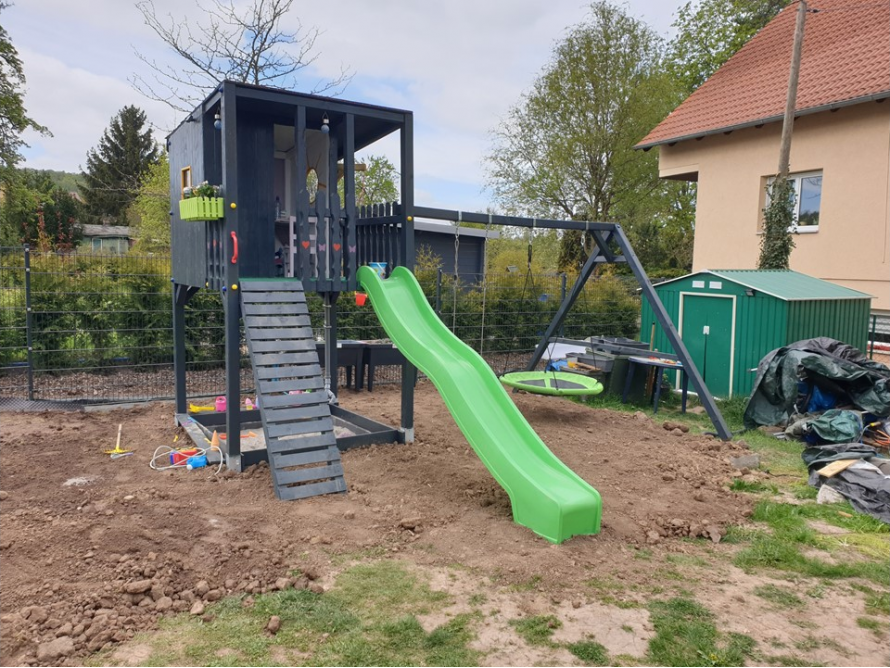 Spielplatz mit Schaukel und Rutsche