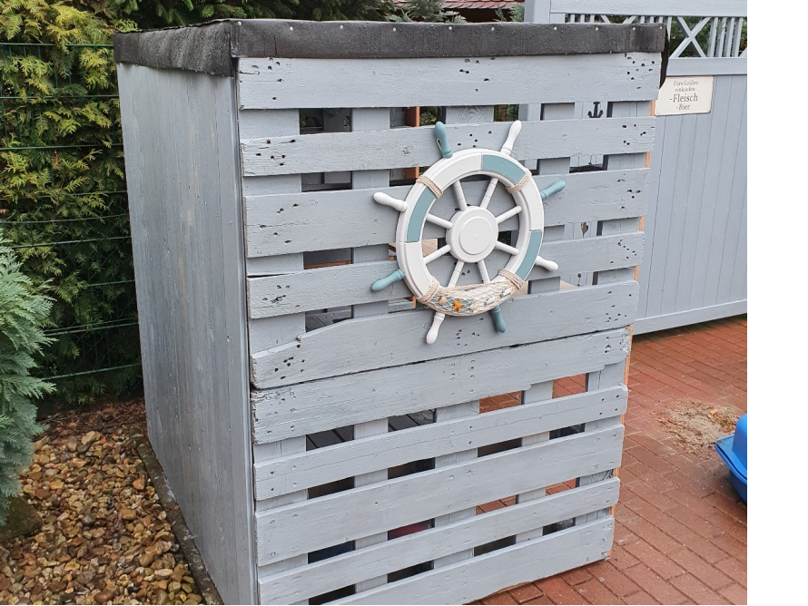 Graues Gartenhaus aus Palettenholz