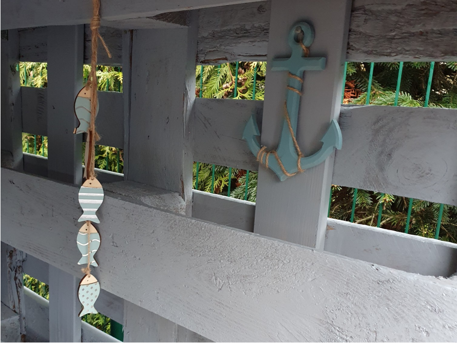 Maritime Dekoration an Gartenhaus
