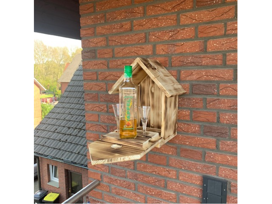 Ein aus Holz gefertigter Getränkeschrank für die Wand.