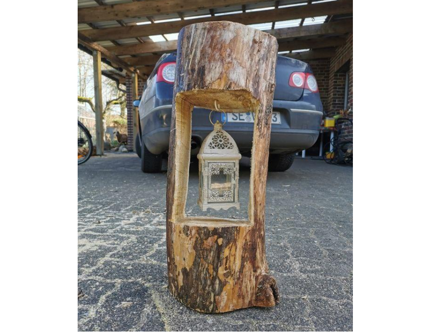 Baumstamm mit Laterne