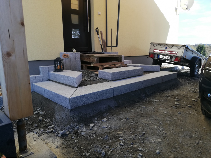 Unfertige Steintreppe vor Haustür