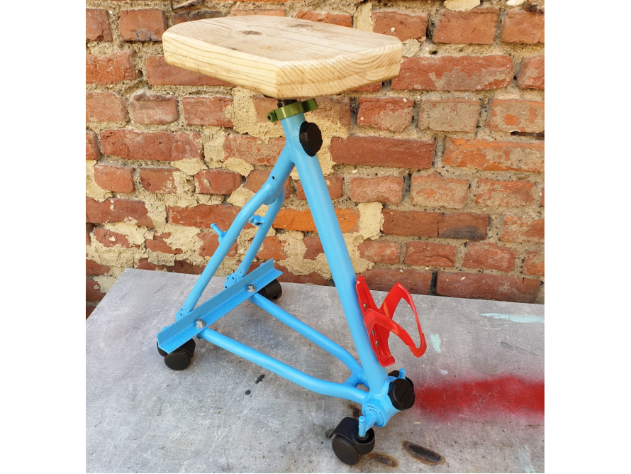 Blauer Hocker mit Holzsitz